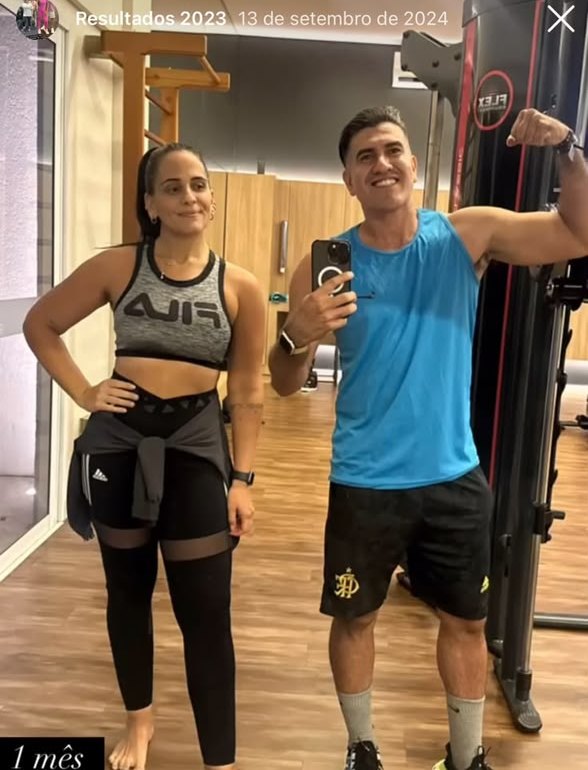 Aluna com o personal após 1 mês de acompanhamento